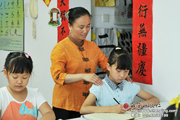 小朋友在定心描紅