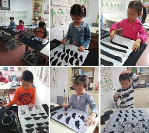  在一次次的書寫習練中，我們的小手與毛筆漸漸建立了感情，成了好朋友，現(xiàn)在我們掌控毛筆的能力提升了，同時我們的耐力、專注力、抗壓、抗挫的能力也如春園之草不見其長而日有所增了。