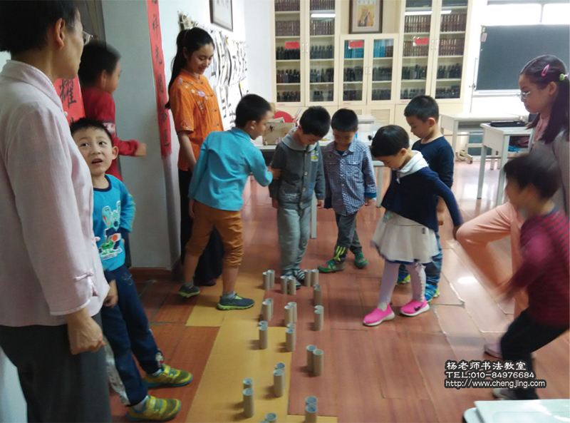 午休時(shí)間，老師會(huì)組織我們一起玩游戲，不僅好玩，老師還會(huì)通過游戲，讓同學(xué)們學(xué)習(xí)相互謙讓，學(xué)習(xí)禮貌禮節(jié)，培養(yǎng)守規(guī)矩的好行為和好習(xí)慣。上圖是老師們利用環(huán)保紙筒設(shè)計(jì)的游戲——「我來當(dāng)司機(jī)」，這個(gè)游戲可以提升同學(xué)們的專注力與細(xì)心，看！大家玩得不亦樂乎。