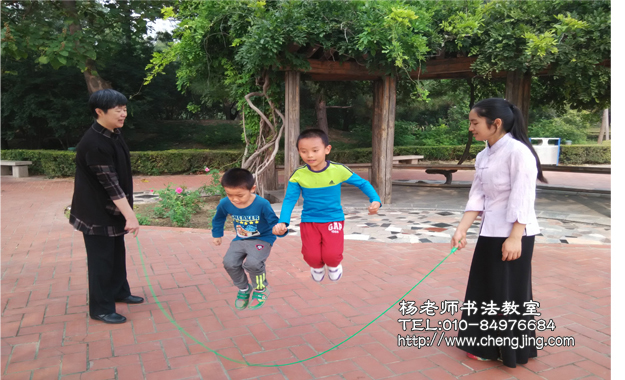 學(xué)弟還不太會(huì)跳繩，老師很耐心地教他，學(xué)長(zhǎng)哥哥主動(dòng)幫助學(xué)弟，「來牽著我的手，不用害怕，看著繩跟著我跳吧」。在哥哥的協(xié)助下，學(xué)弟終于成功一次。