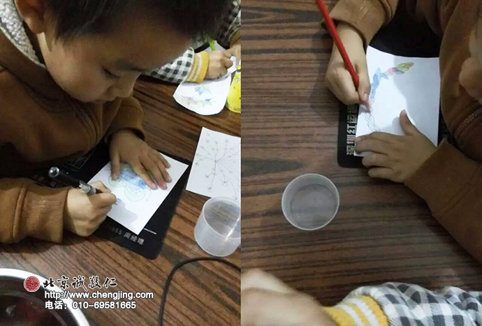 第一次涂，筆都還拿不好，涂得一團(tuán)團(tuán)的特別可愛(ài)。