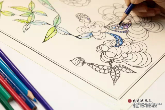 第一次涂，筆都還拿不好，涂得一團(tuán)團(tuán)的特別可愛(ài)。