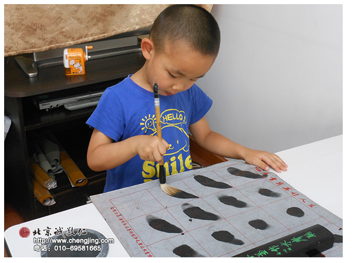 對于剛入學的孩童，先從認識文房四寶，用水寫帛開始，