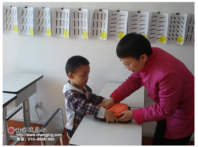 優優在老師的幫助下，第一次學會了疊衣服。自己的事情自己做，身體力行，在勞動的同時體會父母的辛勞。