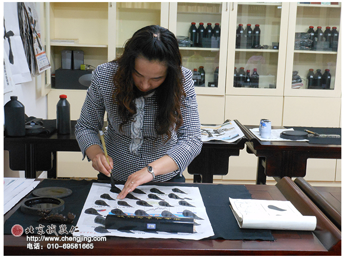 母親，是孩子的第一任老師。優優的每一次進步都與媽媽的陪伴息息相關。媽媽在不忙的時候，都會堅持和優優一起來書法教室學習，雖然不在同一間教室，但學習的心態與心境卻在潛移默化的影響著優優。當問題出現的時候，親師合作更顯得尤為重要。