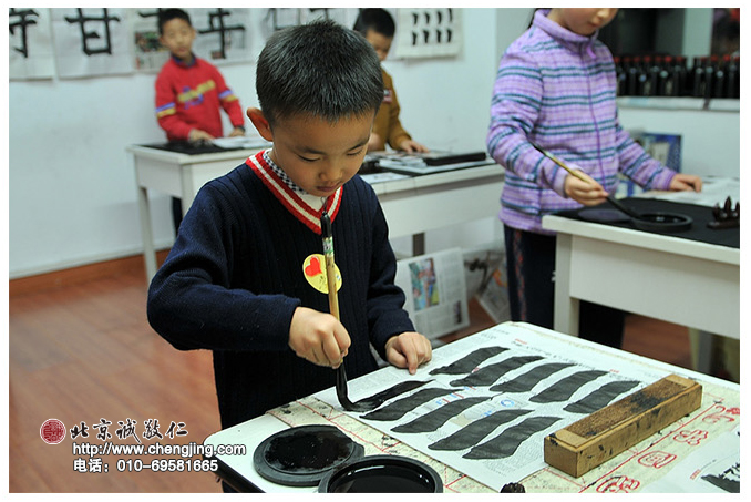 
通過一年的學習，優(yōu)優(yōu)已經(jīng)掌握了很多基本筆畫的寫法，
毛筆也在他的小手中運用的更嫻熟了。在專注體會筆毛走勢的同時，
小小的心靈也隨之靜了下來，注意力也更加集中了。