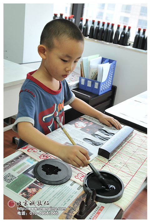 寫字前：鋪毛氈、擺硯臺、泡毛筆、倒墨汁、準備紙張等。