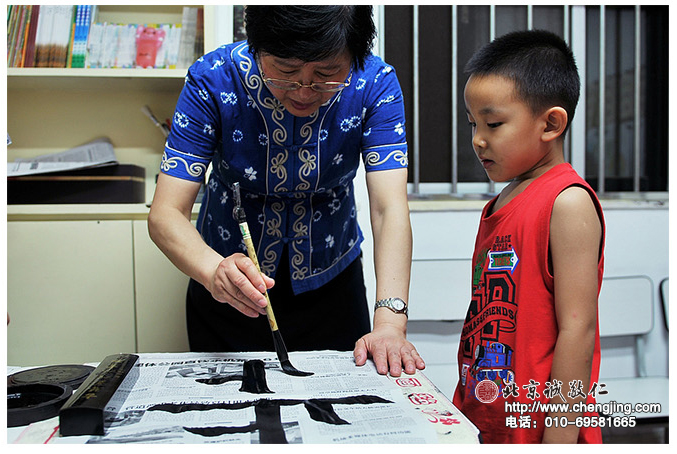 楊老師親臨書法課堂，性格開朗的優(yōu)優(yōu)都會主動恭請楊老師做示范。