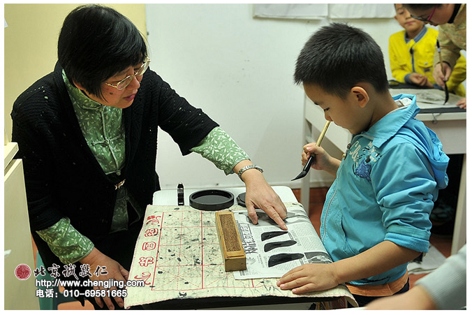 雖然優(yōu)優(yōu)的基本筆畫已經(jīng)很純熟，但還是會很虛心地接受楊老師的指導，以求完美。