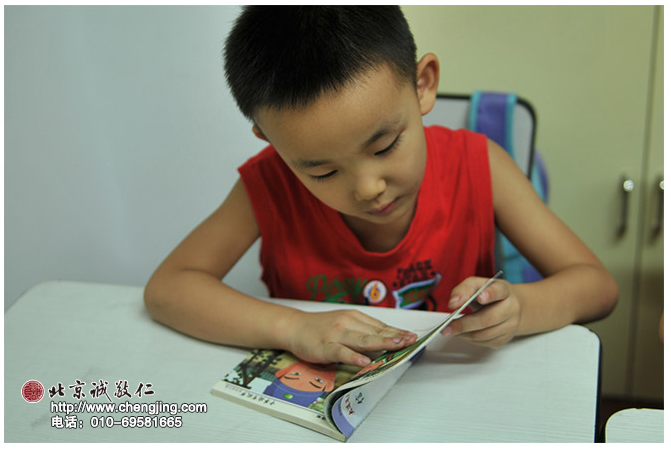 如果孩子們寫字寫累了，書法教室還為大家準備了《德育故事》書，