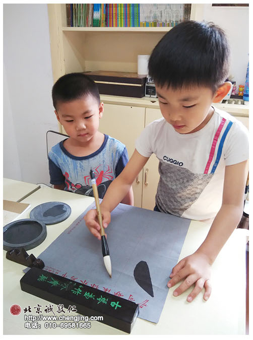 基本功已經(jīng)很扎實(shí)的優(yōu)優(yōu)，可以給新來(lái)的學(xué)弟當(dāng)小老師了，