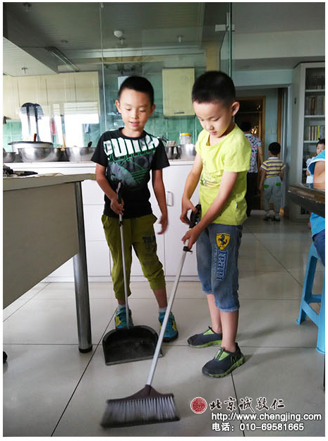 飯后主動(dòng)做清潔衛(wèi)生，已經(jīng)是班里的“大哥哥們”當(dāng)仁不讓的重要事情了，