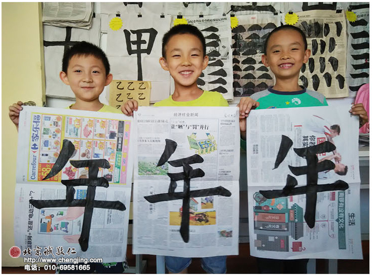 孩子們寫字寫累了，老師會(huì)允許他們翻看【德育故事】書，優(yōu)優(yōu)在古代圣賢的品德熏陶下，學(xué)會(huì)了感恩父母、感恩老師、感恩同學(xué)。