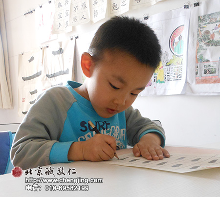 優優在認真地描基本筆畫描紅