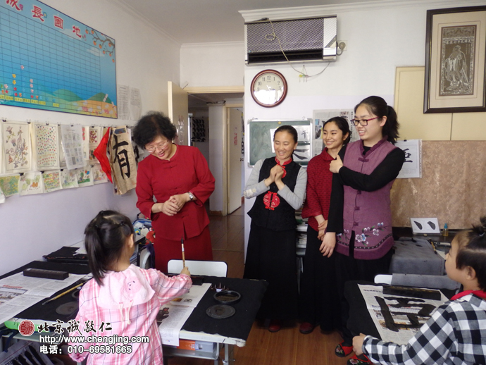 楊老師親臨書法教室指導，妞妞和小伙伴得到老師的鼓勵，相信一定能更好提升的！