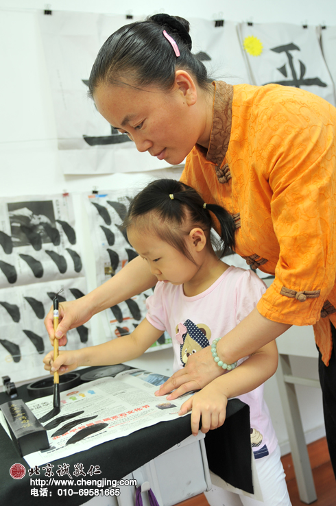 大手小手穿成串，筆畫走勢了于胸