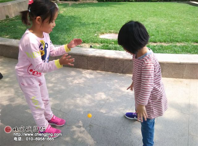 同學，我來告訴你，眼看準，手眼配合就能接住球