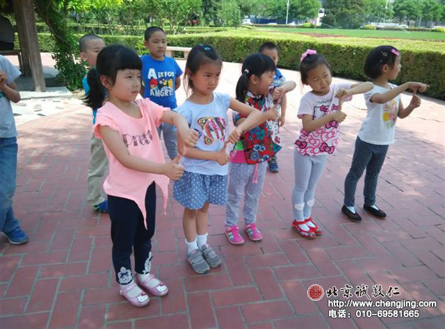 天地是廣大的舞臺，一起做我們喜歡的手語。