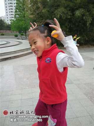 玩具不在名貴，一個小球也有多種玩法，讓我們樂在其中 。 