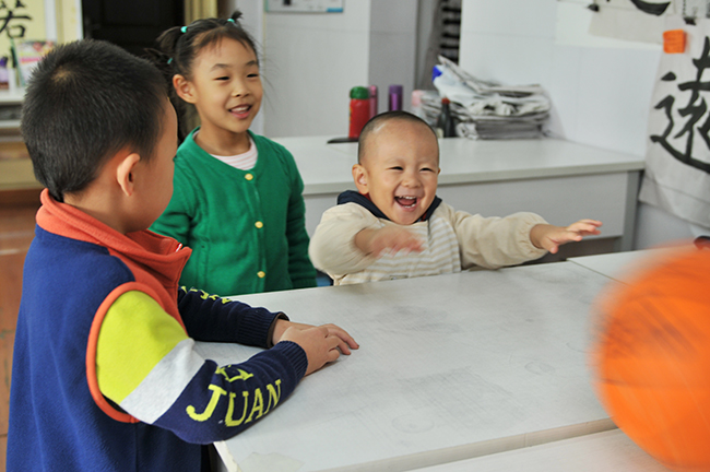 喊口令既鍛煉了孩子的膽量，更學會了如何發出洪亮莊嚴的聲音。星星學起來很是認真專注。