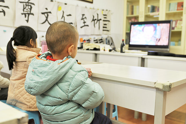 喊口令既鍛煉了孩子的膽量，更學會了如何發出洪亮莊嚴的聲音。星星學起來很是認真專注。