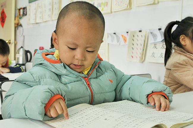 星星正在「金手指指讀」呢，好想回到小時候也體驗一番