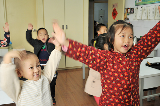 喊口令既鍛煉了孩子的膽量，更學會了如何發出洪亮莊嚴的聲音。星星學起來很是認真專注。