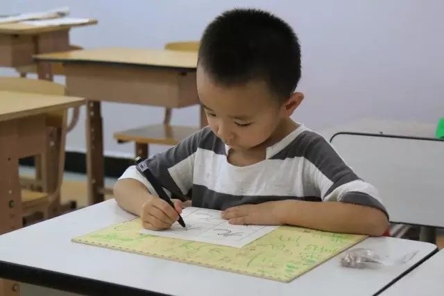 正在進(jìn)行定心描紅