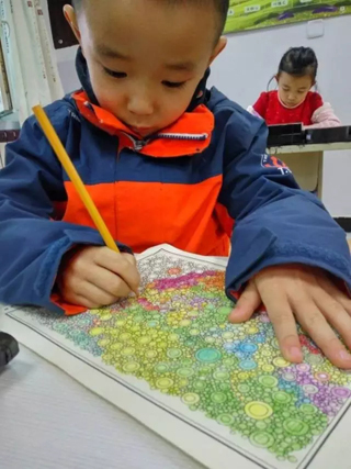 最近在挑戰(zhàn)高難度的彩繪啦