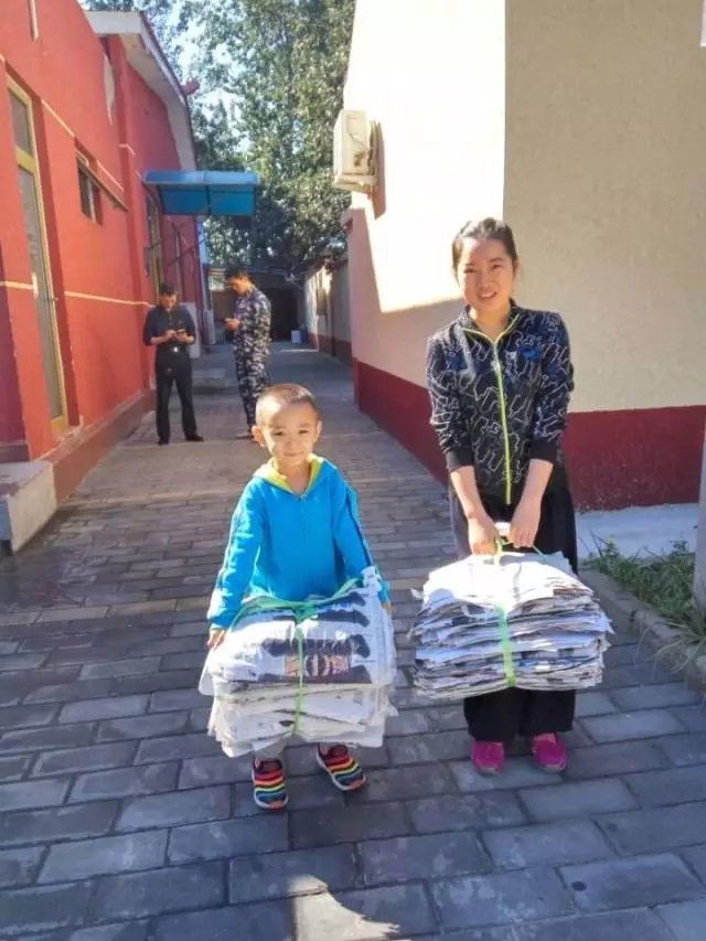 把我們班的廢報(bào)紙 整理打包送去回收啦 