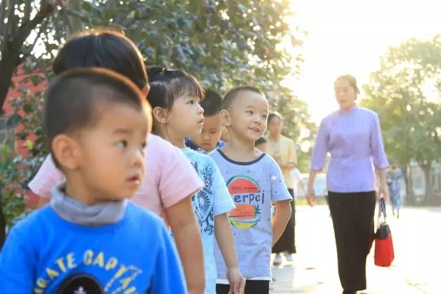小朋友排隊(duì)準(zhǔn)備用晚餐