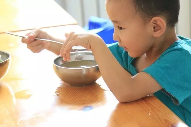 學(xué)著用勺子喝湯