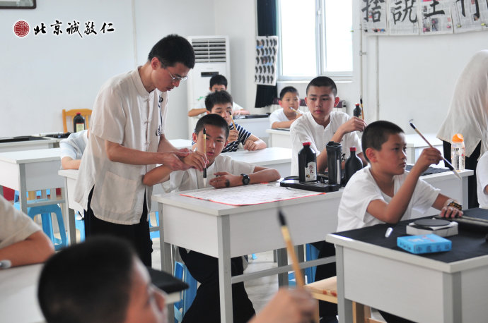 書法老師指導學員握筆方法