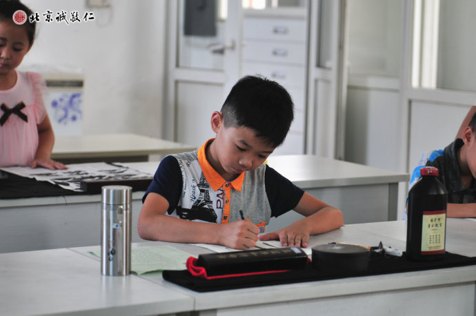 小學員練習定心描紅