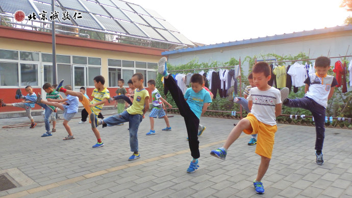 踢腿拔筋，舒展身體