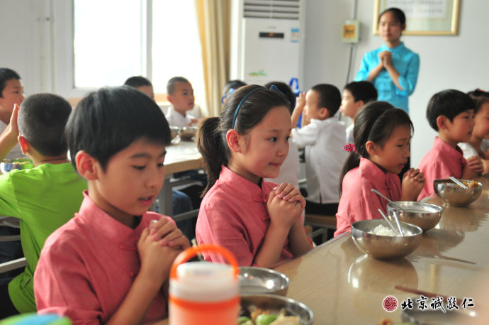 餐前感恩，體味一餐一飯來之不易。