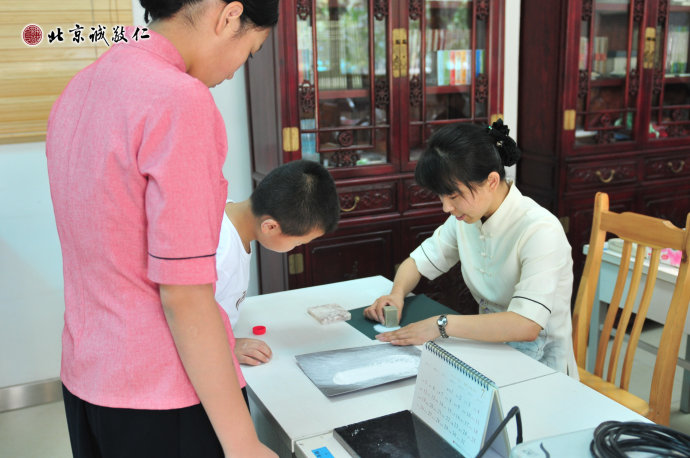 篆刻老師指導學員磨印章