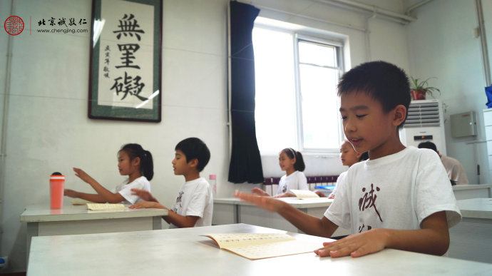 少兒班快樂讀經，從規律的節奏感受語言音律