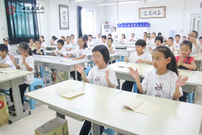 少兒班快樂讀經，從規律的節奏感受語言音律