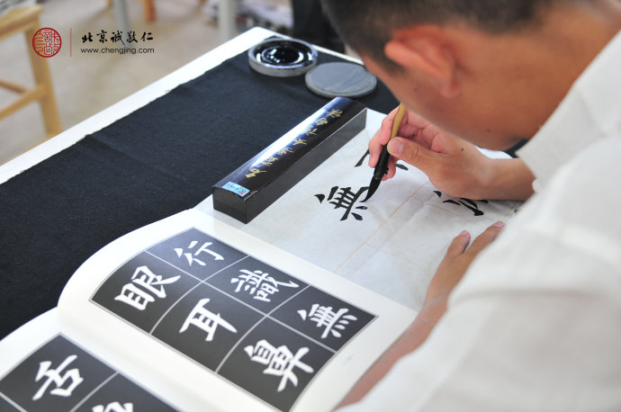 書法課堂，學員專注凝心于習書的安定祥和中。