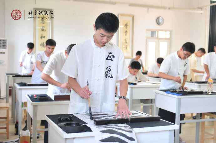 書書法課堂，正氣唐服，盡顯男兒本色