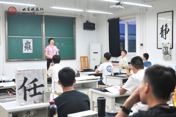 楊老師指導學員如何朗誦發聲