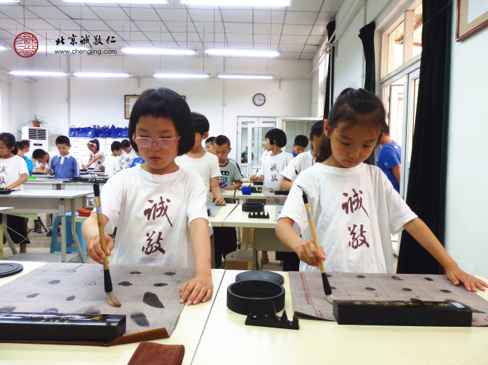 少兒班學員練習無墨書法