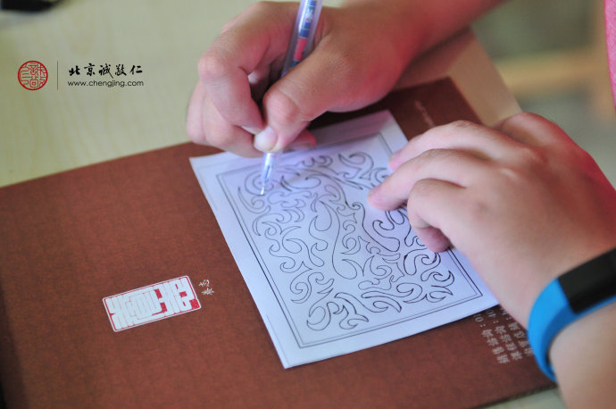 變化無窮的人生曲線，內心的寧靜歡樂在筆下蔓延