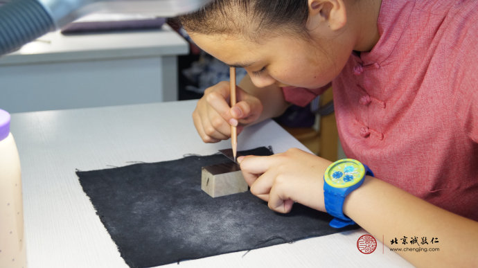 篆刻班學員進行圖案設計