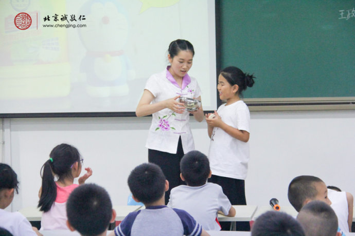 少兒班老師指導學員怎樣清潔餐具