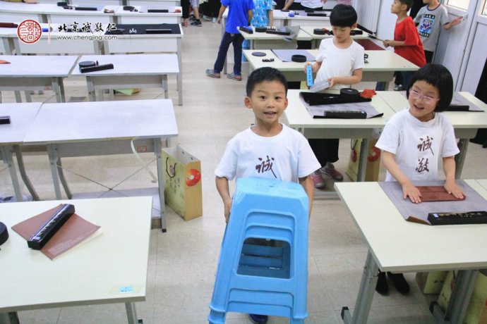 
一天的課程結束了，大家一起整理教室衛生