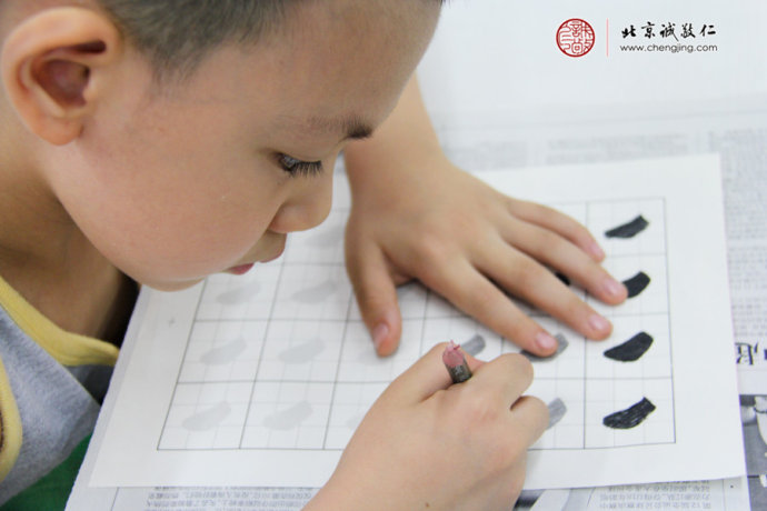  專注的神態(tài)、溫馨的笑容；