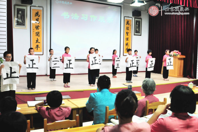  
多元德藝夏令營第一期結營儀式上，少兒班學員展示書法習作。
多元德藝教學法以藝載道，帶給學員身心和諧、德藝兼修的教育成效。