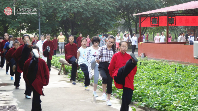 
晨練太極拳，養(yǎng)生壽延年